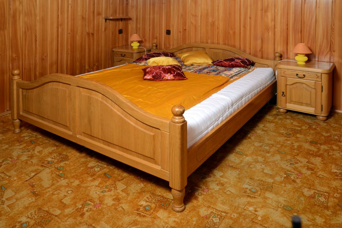 Łóżko z litego drewna 1
